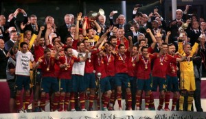 Spain lift Euro 2012 beating Italy