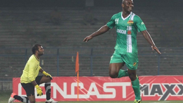 Dudu in action for Salgaocar in the 2013/14 I-League season.