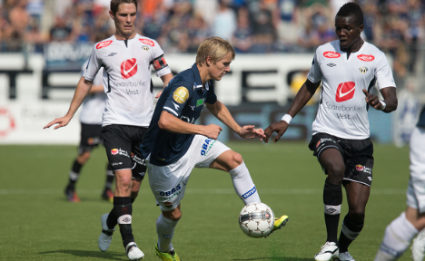 A?degaard dribbles past a defender in the Tippeligaen.