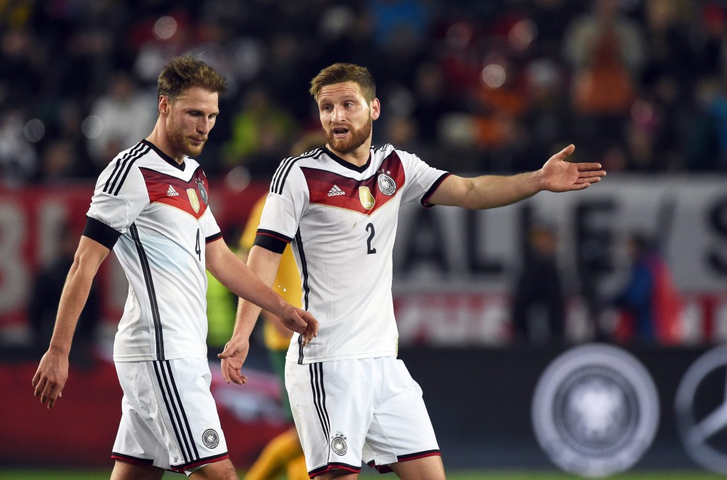 Mustafi (R) could be the heir to his compatriot Per Mertesacker. (Photo by Arne Dedert/AFP)