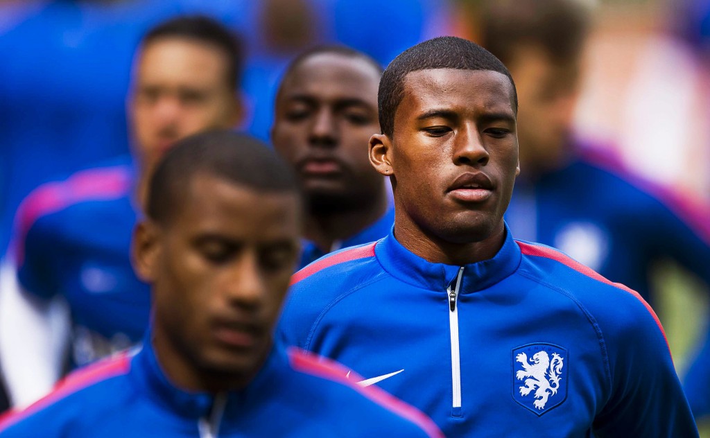 epa04774425 Dutch national soccer team player Georginio Wijnaldum (R) and his teammates attend their training session in Hoenderloo, Netherlands, 29 May 2015. The Dutch team will face the USA in an international friendly soccer match on 05 June 2015. EPA/REMKO DE WAAL