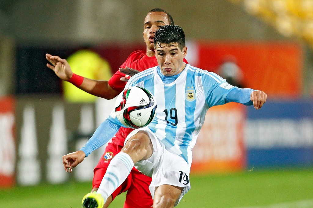 epa04775024 Emiliano Buendia (R) of Argentina in action against Jesus Gonzalez (L) of Panama during the FIFA Under-20 World Cup 2015 group B soccer match between Argentina and Panama in Wellington, New Zealand, 30 May 2015. The match ended 2-2. EPA/DEAN PEMBERTON EDITORIAL USE ONLY - NOT USED IN ASSOCATION WITH ANY COMMERCIAL ENTITY - IMAGES MUST NOT BE USED IN ANY FORM OF ALERT OR PUSH SERVICE OF ANY KIND INCLUDING VIA MOBILE ALERT SERVICES, DOWNLOADS TO MOBILE DEVICES OR MMS MESSAGING