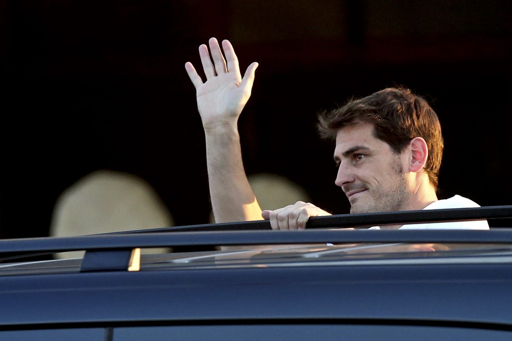 Iker Casillas arrives in Porto