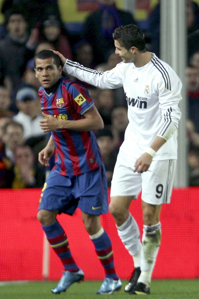 epa01949215 Real Madrid's Portuguese forward Cristiano Ronaldo (R) talks with FC Barcelona's Brazilian defender Dani Alves (L) during their Spanish Primera Division soccer match at the Camp Nou stadium in Barcelona, Spain, 29 November 2009. Barca won 1-0.  EPA/ALBERTO ESTEVEZ
