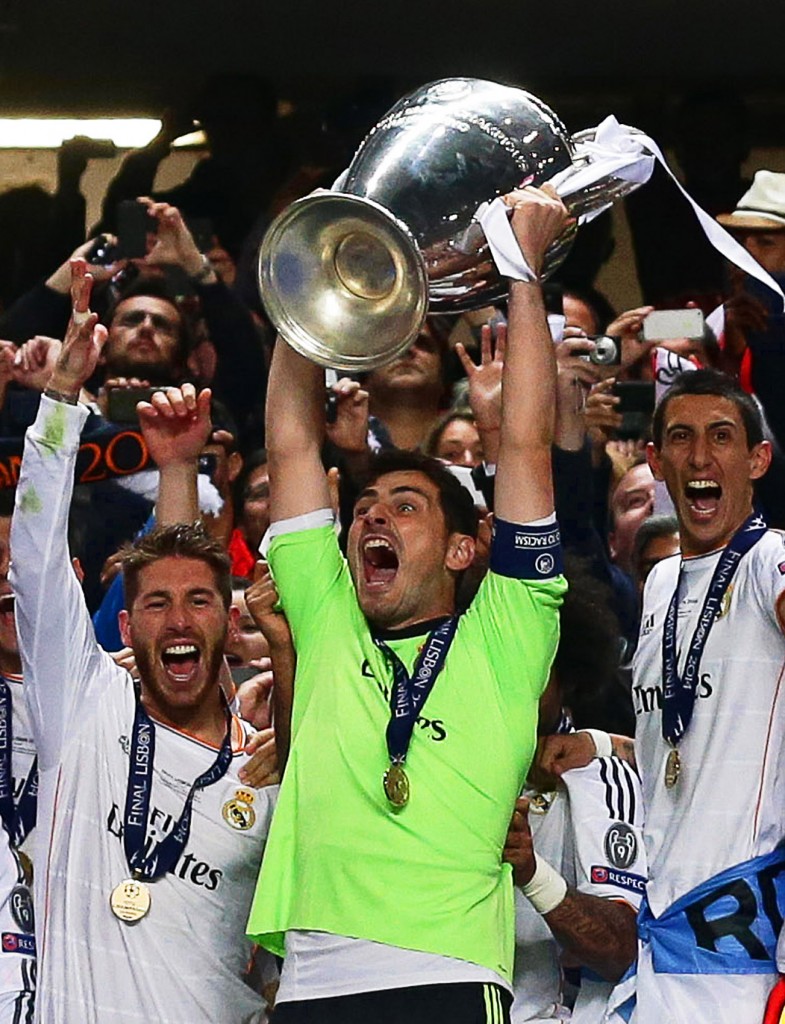 epa04223465 Real Madrid's captain Iker Casillas (C) lifts the trophy as his teammates celebrate after the UEFA Champions League final between Real Madrid and Atletico Madrid at Luz stadium in Lisbon, Portugal, 24 May 2014. Real Madrid won 4-1 after extra time.  EPA/JOSE SENA GOULAO