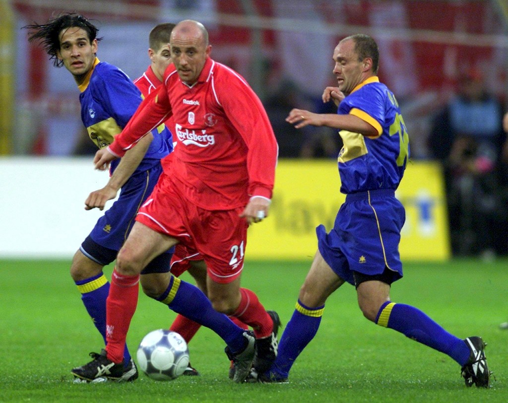 DRT08 - 20010516 - DORTMUND, GERMANY : Liverpool's Gary McAllister (centre) escapes Alaves' players Martin Astudillo (left) and Hermes Aldo Desio in the UEFA Cup final at the Westfalen Stadium in Dortmund on Wednesday, 16 May 2001. EPA PHOTO EPA/ANJA NIEDRINGHAUS