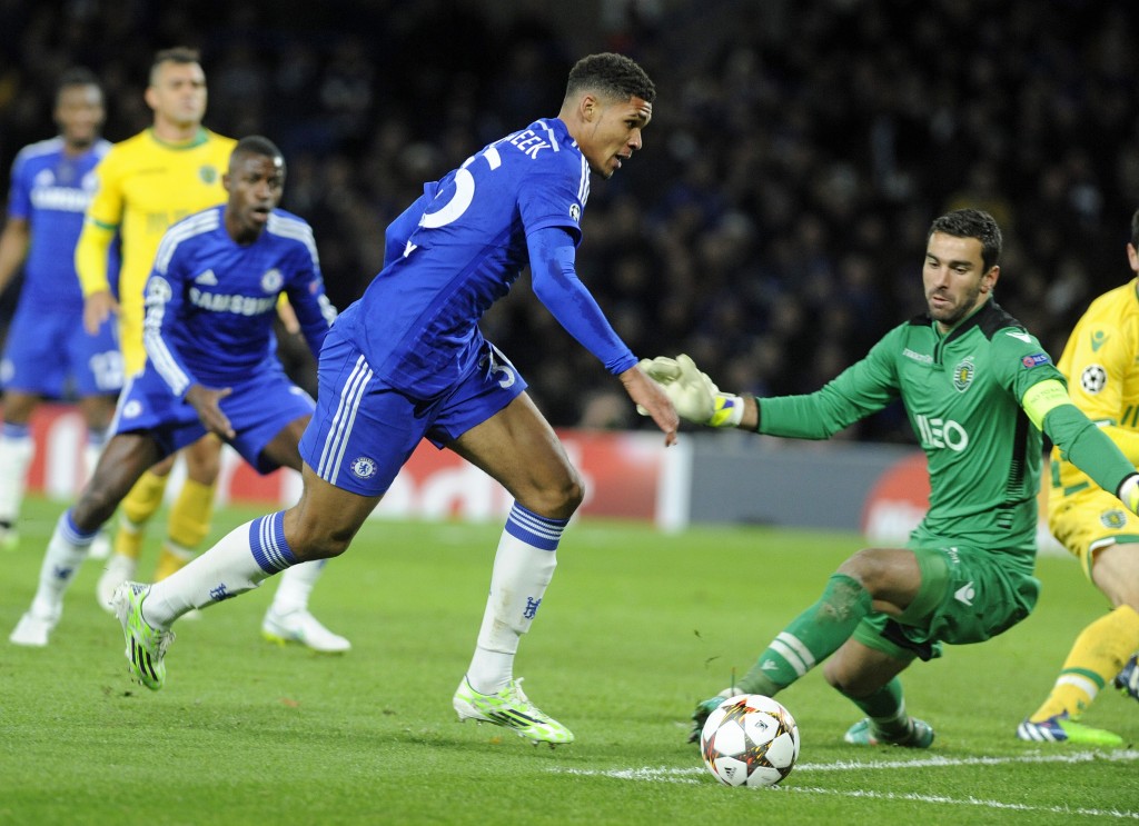 epa04523945 Chelsea's Ruben Loftus-Cheek (L) vies for the ball with Sporting Lisbon's goalkeeper Rui Patricio (R) during the UEFA Champions League group G soccer match between Chelsea and Sporting Lisbon, at Stamford Bridge in London, Britain, 10 December 2014.  EPA/GERRY PENNY