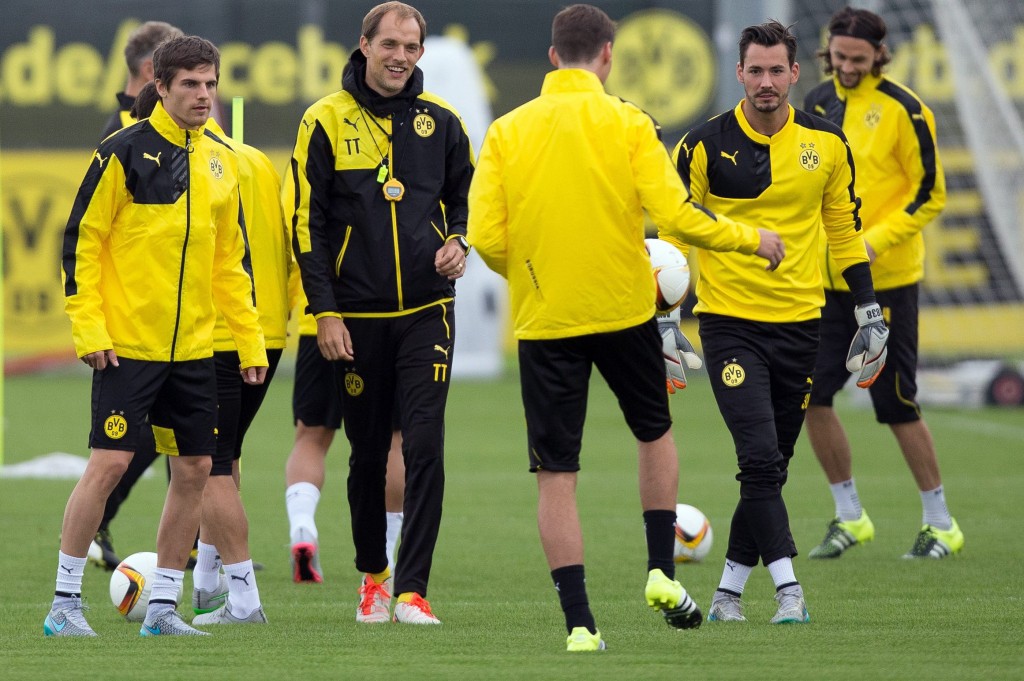 epa04932788 Dortmund's Jonas Hofmann (L), Roman Buerki (R) and head coach Thomas Tuchel during a training session of German Bundesliga soccer club Borussia Dortmund at Brakel training centre in Dortmund, Germany, 16 September 2015. Dortmund will face FK Krasnodar in an UEFA Europa League soccer match in Dortmund on 17 September 2015. EPA/MAJA HITIJ