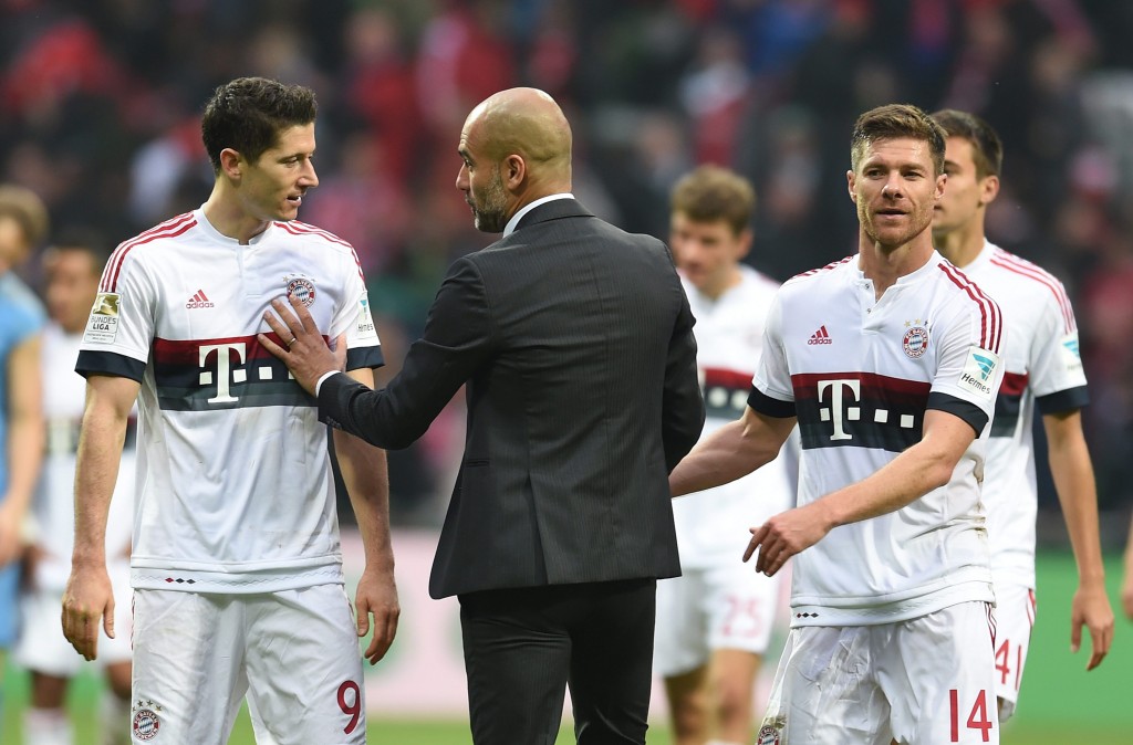 epa04981357 Bayern's coach Pep Guardiola after the game end with Robert Lewandowski (l) and Xabi Alonso (r) in the German Bundesliga match between Werder Bremen and Bayern Munich in the Weserstadion in Bremen, Germany, 17 October 2015. EPA/CARMEN JASPERSEN (EMBARGO CONDITIONS - ATTENTION: Due to the accreditation guidelines, the DFL only permits the publication and utilisation of up to 15 pictures per match on the internet and in online media during the match.)