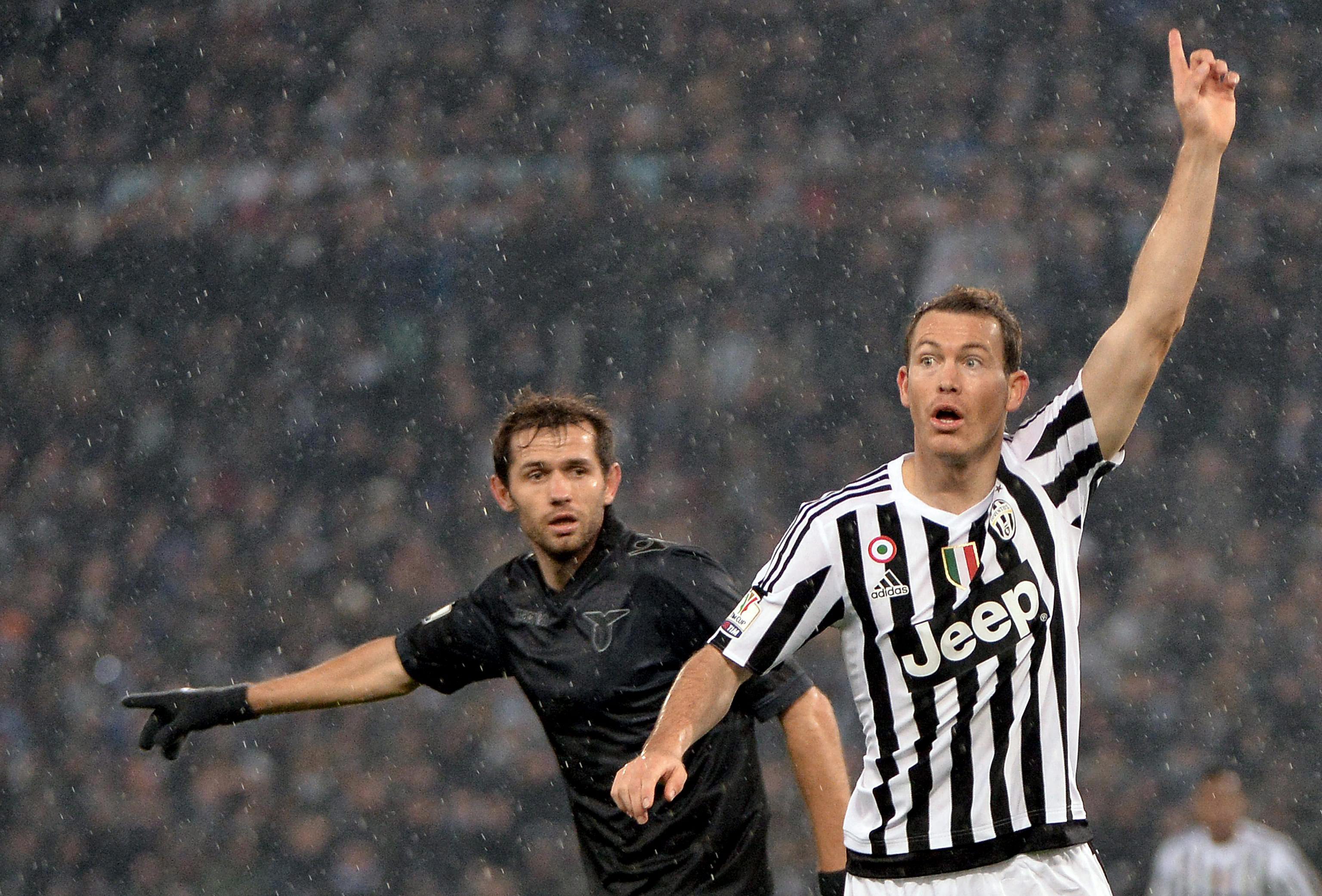 Stephan Lichtsteiner could also sign for Arsenal on a free transfer. (Photo courtesy: AFP/Getty)