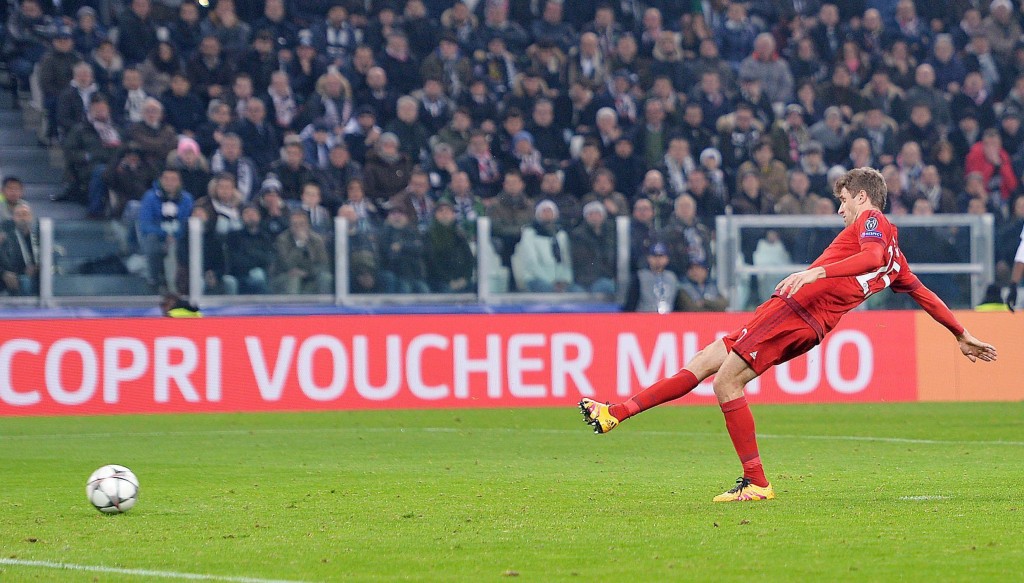 epa05177483 Bayern's forward Thomas Muller scores the first goal during the UEFA Champions League Round of 16 first leg soccer match between Juventus FC and FC Bayern Monaco at Juventus Stadium in Turin, Italy, 23 February 2016. EPA/ALESSANDRO DI MARCO