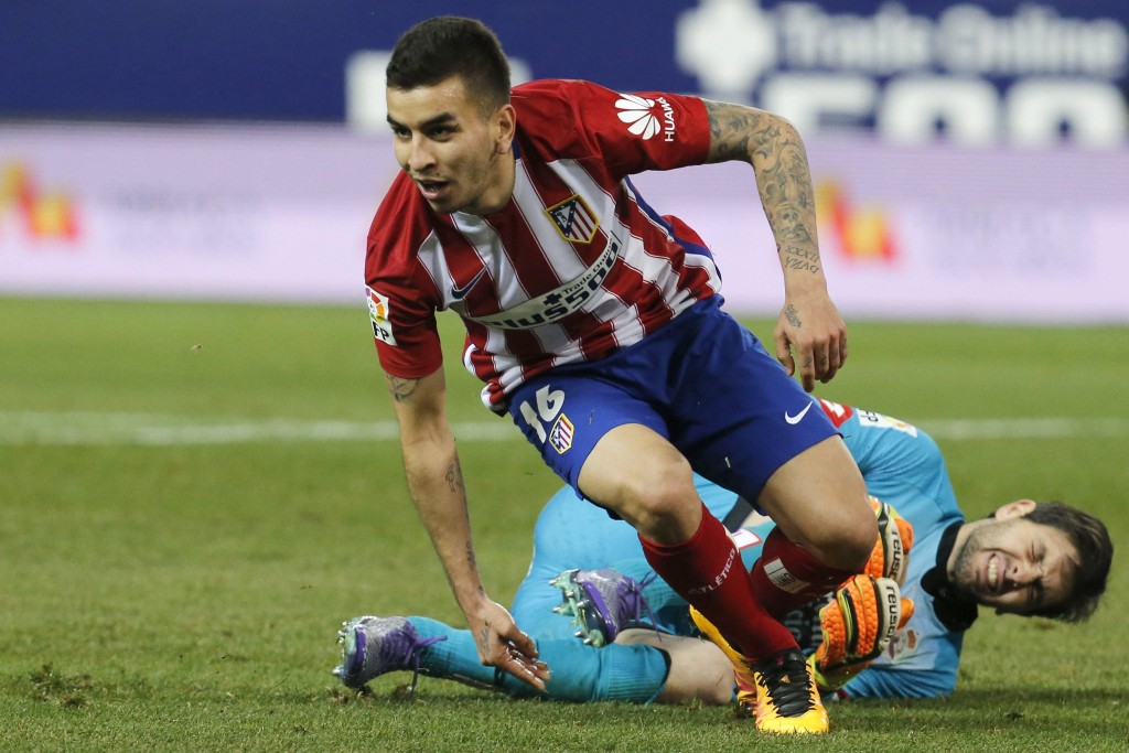 epa05208399 Atletico Madrid's Argentinian striker Angel Correa (L) celebrates after scoring Deportivo's Argentinian goalie German Lux during their Spanish Primera Division soccer match at Vicente Calderon stadium in Madrid, Spain, 12 March 2016. EPA/MARISCAL
