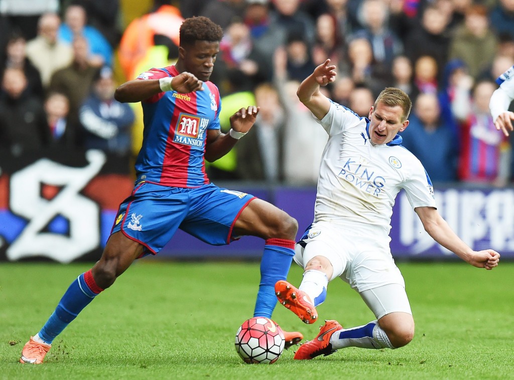 epa05220696 Leicester City's Marc Albrighton (R) in action against Crystal Palace's Wilfried Zaha (L) during the English Premier League soccer match between Crystal Palace and Leicester City at Sellhurst Park in London, Britain, 19 March 2016. EPA/FACUNDO ARRIZABALAGA EDITORIAL USE ONLY. No use with unauthorized audio, video, data, fixture lists, club/league logos or 'live' services. Online in-match use limited to 75 images, no video emulation. No use in betting, games or single club/league/player publications.