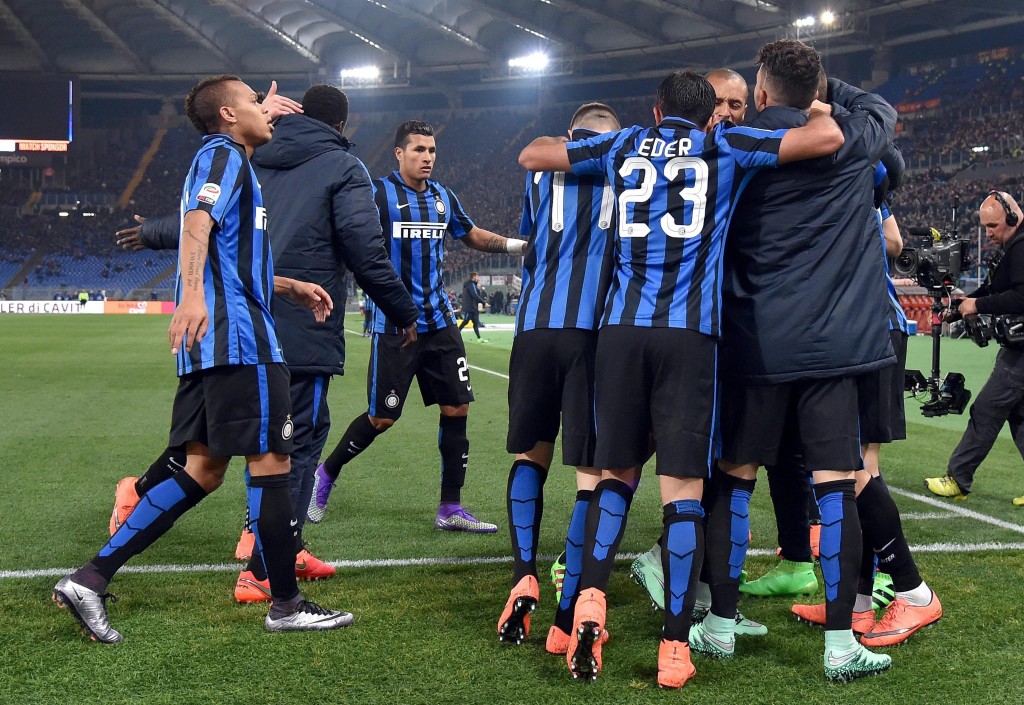 Inter's Ivan Perisic (C) celebrates with his teammates after scoring the 0-1 goal during the Italian Serie A soccer match between AS Roma and FC Inter at the Olimpico stadium in Rome, Italy, 19 March 2016. EPA/ETTORE FERRARI