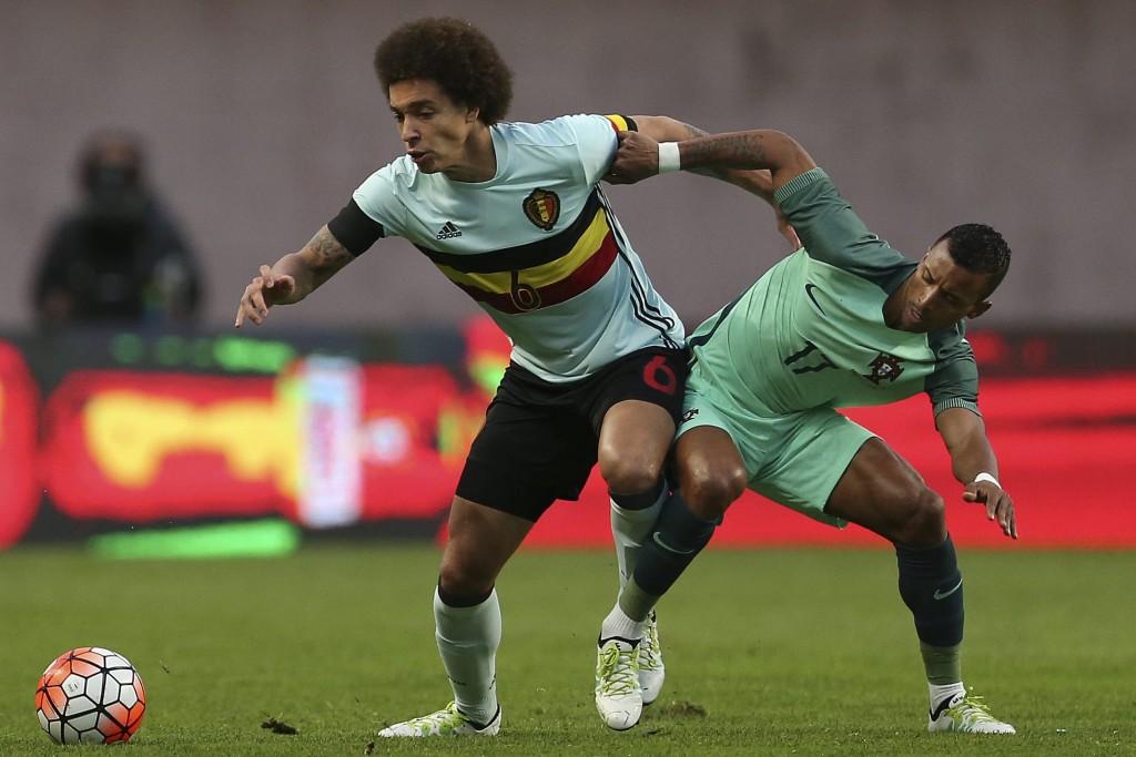 Portugal's Nani (R) fights for the ball with Belgium's Axel Witsel (L) during the friendly soccer match between Portugal and Belgium at Magalhaes Pessoa Stadium in Leiria, Portugal, 29 March 2016. (Photo by Manuel De Almeida/EPA)
