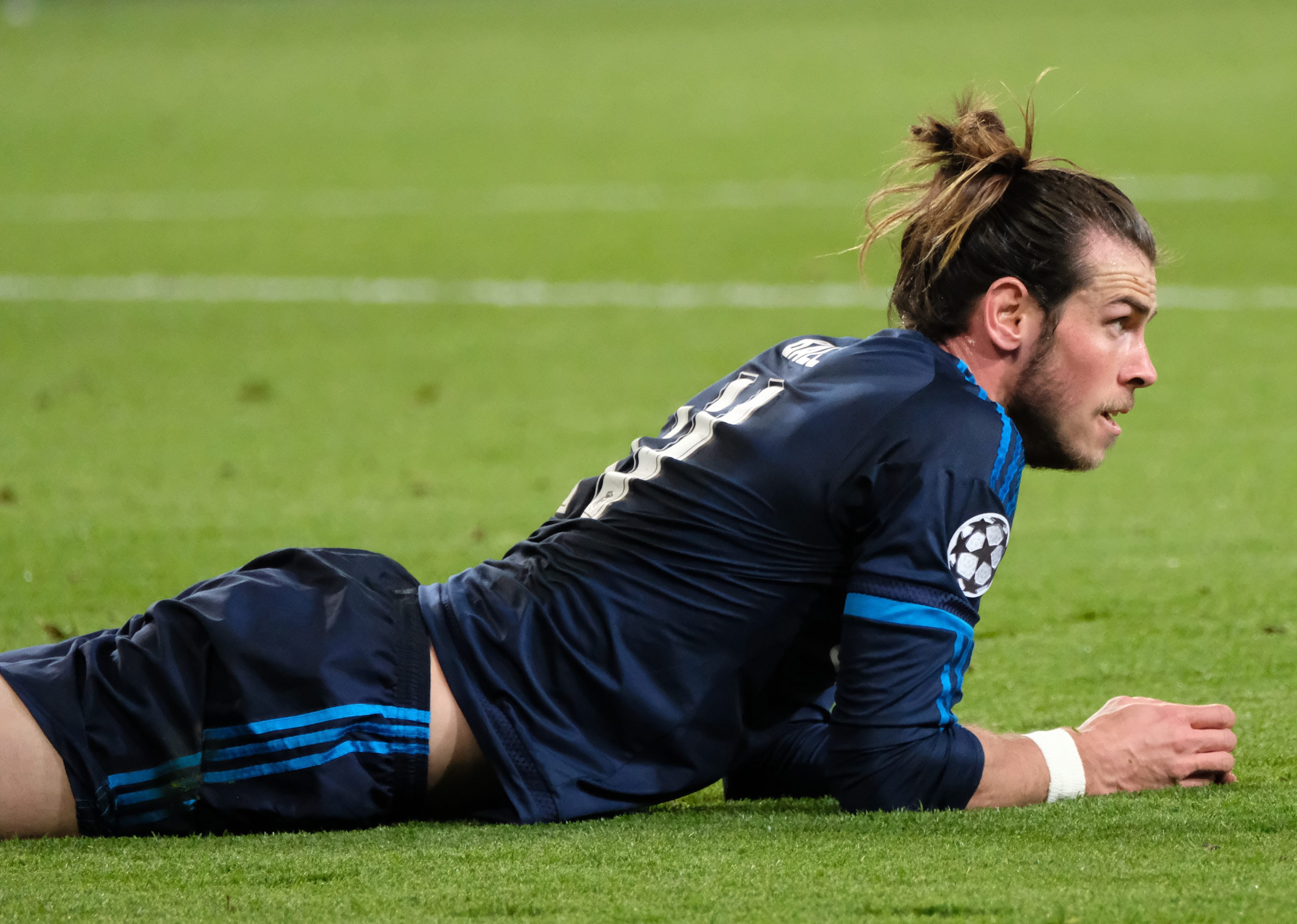 epa05246833 Madrid's Gareth Bale lies on the pitch during the UEFA Champions League quarter final first leg soccer match between VfL Wolfsburg and Real Madrid at Volkswagen Arena in Wolfsburg, Germany, 06 April 2016. EPA/PETER STEFFEN