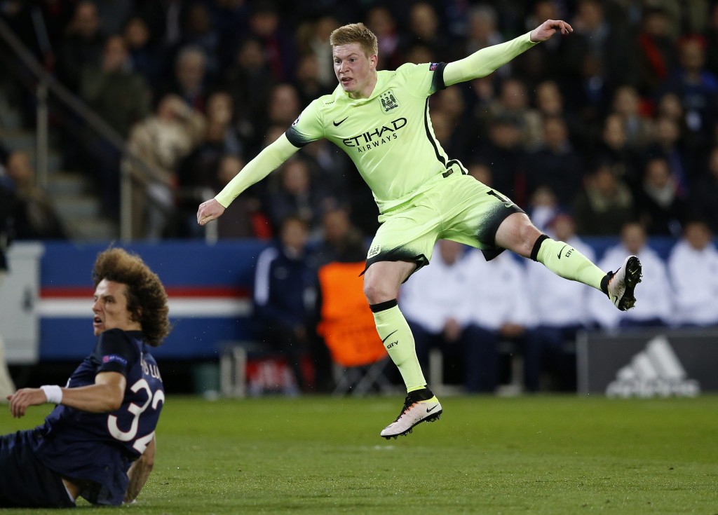 Kevin De Bruyne of Manchester City shoots to score the opening goal during the UEFA Champions League quarter final first leg soccer match between Paris Saint-Germain and Manchester City FC at the Parc des Princes Stadium in Paris, France, 06 April 2016. (Photo by Guillaume Horcajuelo/EPA)