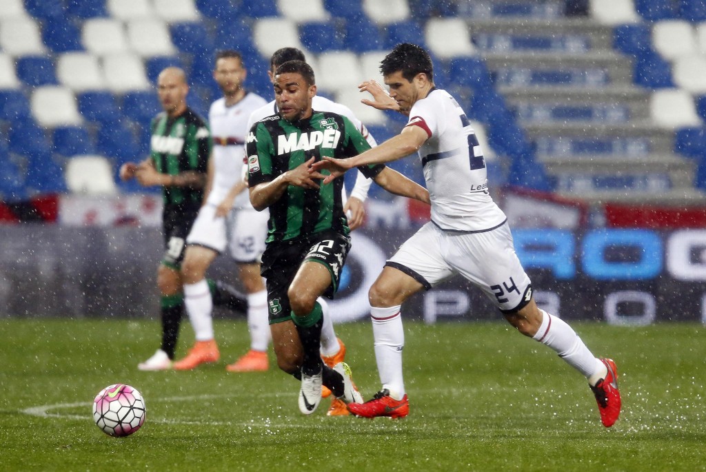 Sassuolo's Gregoire Defrel (L) and Genoa's Ezequiel Munoz in action during the Italian Serie A soccer match US Sassuolo vs Genoa CFC at Mapei Stadium in Reggio Emilia,Italy, 09 April 2016. (Phot by Elisabetta Baracchi/EPA)
