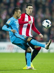 BILBAO, SPAIN - JANUARY 20: Neymar of FC Barcelola duels for the ball with Aritz Aduriz of Athletic Club during the Copa del Rey Quarter Final First Leg match between Athletic Club and FC Barcelola at San Mames Stadium on January 20, 2016 in Bilbao, Spain. (Photo by Juan Manuel Serrano Arce/Getty Images)