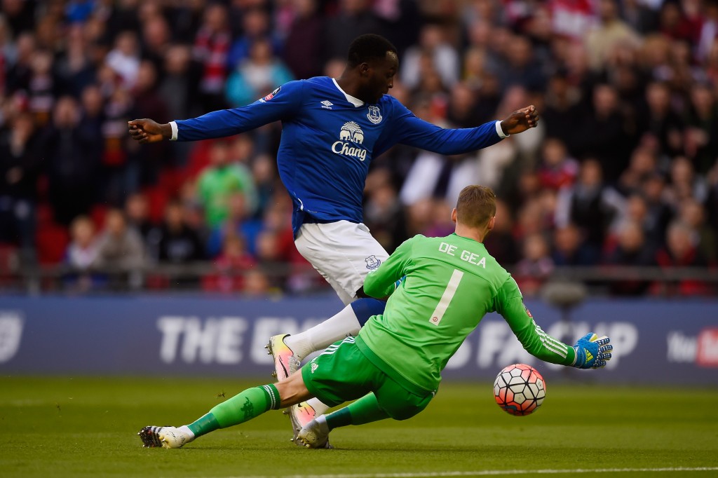 LONDON, ENGLAND - APRIL 23: Romelu Lukaku of Everton takes the ball around David De Gea of Manchester United during The Emirates FA Cup semi final match between Everton and Manchester United at Wembley Stadium on April 23, 2016 in London, England. (Photo by Mike Hewitt/Getty Images)