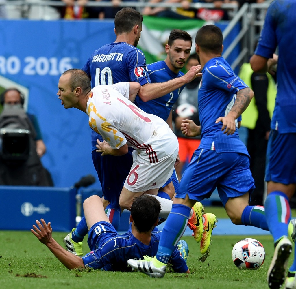 PARIS, FRANCE - JUNE 27: Andres Iniesta of Spain (C) in action during the UEFA EURO 2016 round of 16 match between Italy and Spain at Stade de France on June 27, 2016 in Paris, France. (Photo by Claudio Villa/Getty Images)
