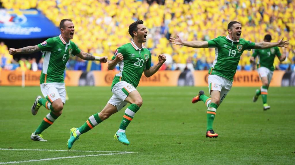 PARIS, FRANCE - JUNE 13: Wes Hoolahan (C) of Republic of Ireland celebrates scoring his team's first goal with his team mate Glenn Whelan (L) and Robbie Brady (R) during the UEFA EURO 2016 Group E match between Republic of Ireland and Sweden at Stade de France on June 13, 2016 in Paris, France. (Photo by Matthias Hangst/Getty Images)