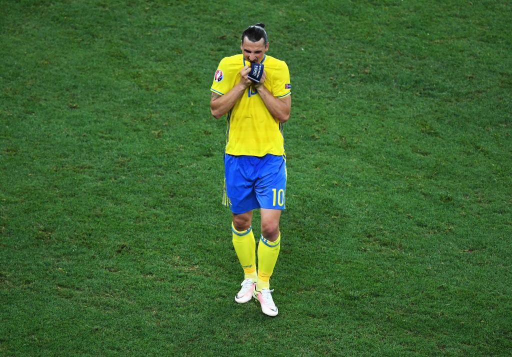 NICE, FRANCE - JUNE 22: A dejected Zlatan Ibrahimovic of Sweden leaves the field after defeat in the UEFA EURO 2016 Group E match between Sweden and Belgium at Allianz Riviera Stadium on June 22, 2016 in Nice, France. (Photo by Laurence Griffiths/Getty Images)