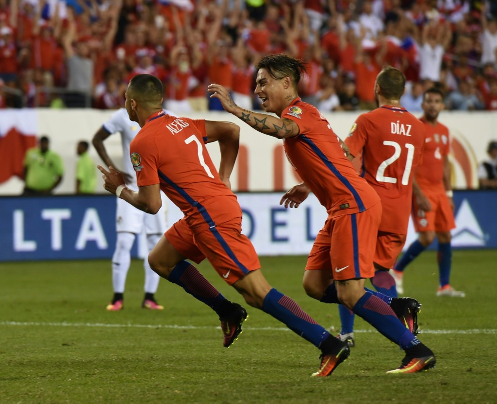 Chile's Alexis Sanchez (L) celebrates with teammate Eduardo Vargas after scoring against Panama during their Copa America Centenario football tournament match in Philadelphia, Pennsylvania, United States, on June 14, 2016. / AFP / Don EMMERT (Photo credit should read DON EMMERT/AFP/Getty Images)