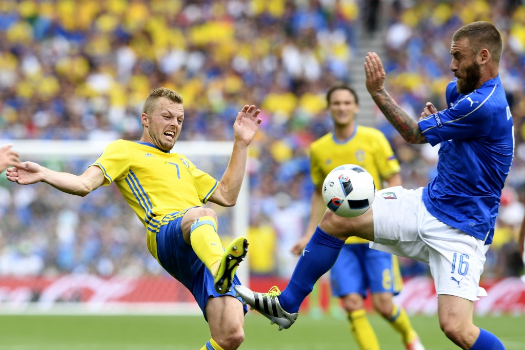 Sweden's midfielder Sebastian Larsson (L) and Italy's midfielder Daniele De Rossi vie for the ball during the Euro 2016 group E football match between Italy and Sweden at the Stadium Municipal in Toulouse on June 17, 2016. / AFP / JONATHAN NACKSTRAND (Photo credit should read JONATHAN NACKSTRAND/AFP/Getty Images)