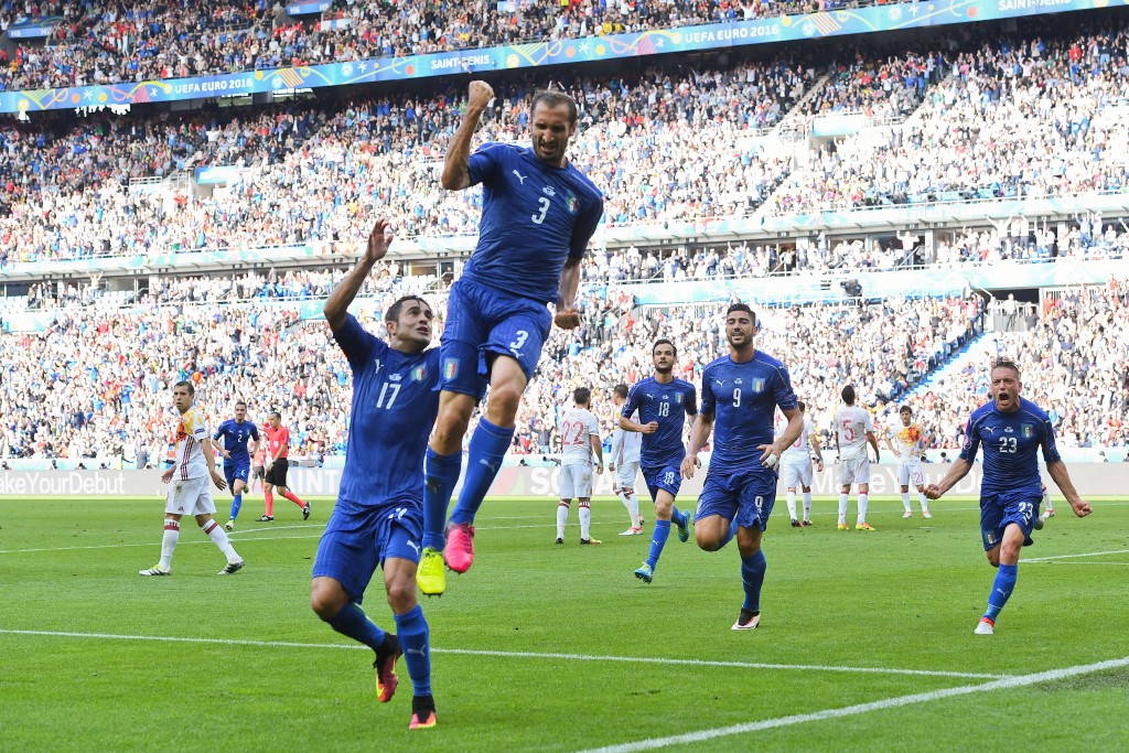 PARIS, FRANCE - JUNE 27: Giorgio Chiellini of Italy celebrates scoring the opening goal with their team mates during their UEFA Euro 2016 round of 16 match between Italy and Spain at Stade de France on June 27, 2016 in Paris, France. (Photo by David Ramos/Getty Images)