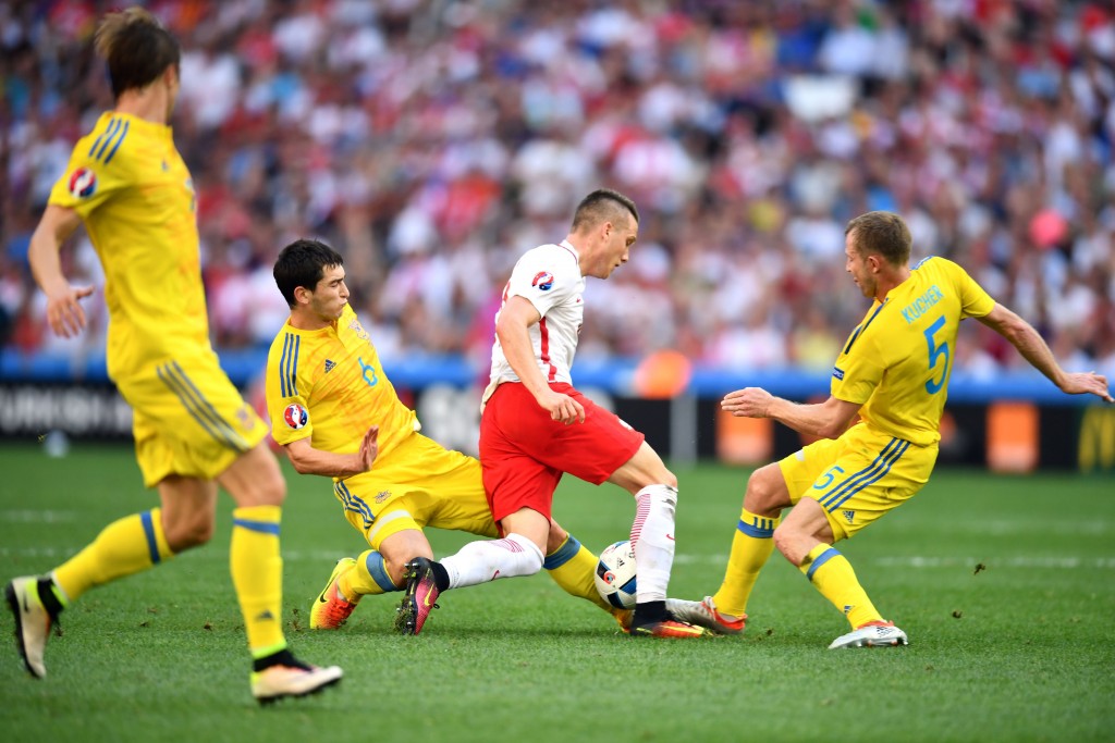Poland's midfielder Piotr Zielinski (C) vies for the ball with Ukraine's midfielder Taras Stepanenko (L) and Ukraine's defender Olexandr Kucher (R) during the Euro 2016 group C football match between Ukraine and Poland at the Velodrome stadium in Marseille on June 21, 2016. / AFP / BERTRAND LANGLOIS (Photo credit should read BERTRAND LANGLOIS/AFP/Getty Images)