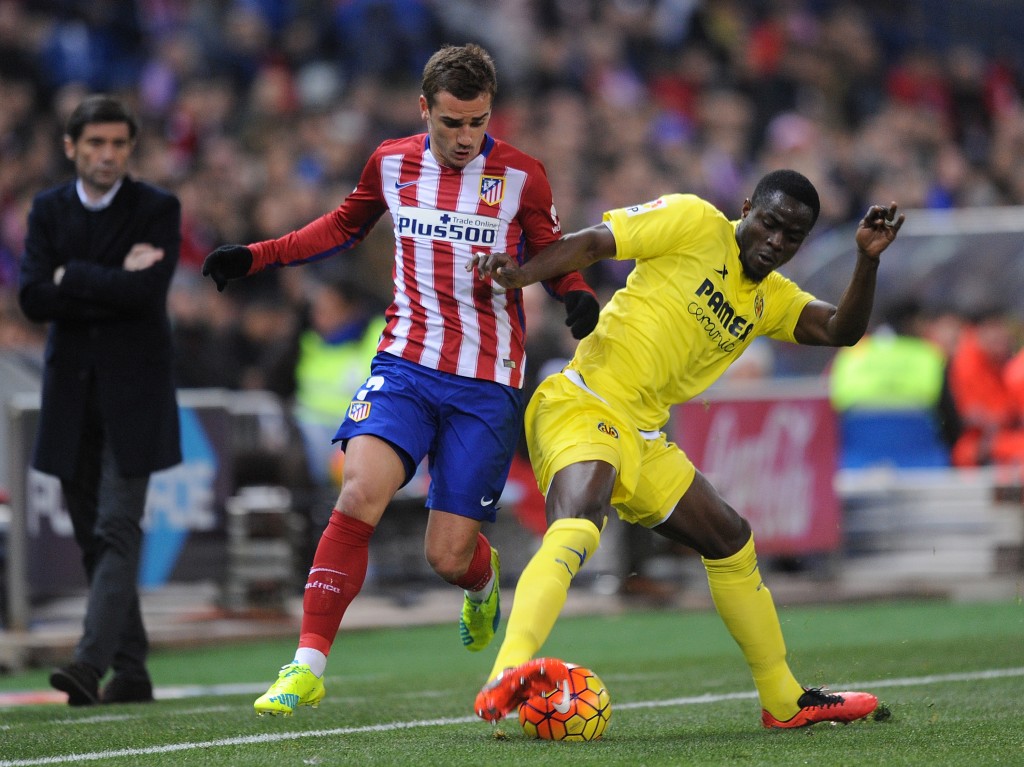 MADRID, SPAIN - FEBRUARY 21: Eric Bailly of Villarreal CF takes the ball from Antoine Greizmann of Club Atletico de Madrid during the La Liga match between Club Atletico de Madrid and Villarreal CF at Vicente Calderon Stadium on February 21, 2016 in Madrid, Spain. (Photo by Denis Doyle/Getty Images)