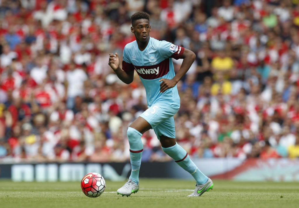 West Ham United's English defender Reece Oxford runs with the ball during the English Premier League football match between Arsenal and West Ham United at the Emirates Stadium in London on August 9, 2015. AFP PHOTO / IKIMAGES RESTRICTED TO EDITORIAL USE. No use with unauthorised audio, video, data, fixture lists, club/league logos or "live" services. Online in-match use limited to 45 images, no video emulation. No use in betting, games or single club/league/player publications. (Photo credit should read IKIMAGES/AFP/Getty Images)