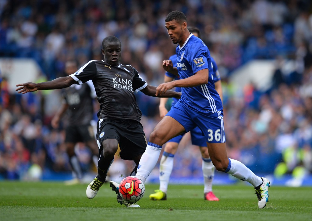Leicester City's French midfielder N'Golo Kante (L) vies with Chelsea's English midfielder Ruben Loftus-Cheek during the English Premier League football match between Chelsea and Leicester City at Stamford Bridge in London on May 15, 2016. / AFP / GLYN KIRK / RESTRICTED TO EDITORIAL USE. No use with unauthorized audio, video, data, fixture lists, club/league logos or 'live' services. Online in-match use limited to 75 images, no video emulation. No use in betting, games or single club/league/player publications. / (Photo credit should read GLYN KIRK/AFP/Getty Images)