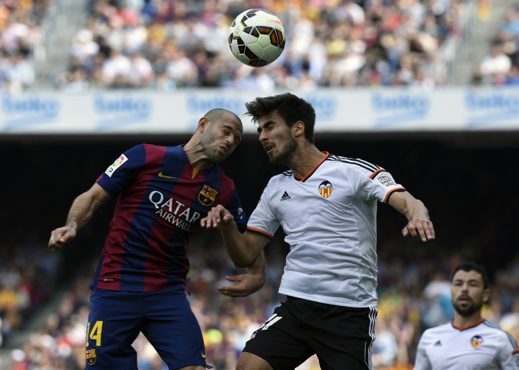 Barcelona's Argentinian midfielder Javier Mascherano (L) vies with Valencia's Portuguese midfielder Andre Gomes (R) during the Spanish league football match FC Barcelona v Valencia CF at the Camp Nou stadium in Barcelona on April 18, 2015. AFP PHOTO / LLUIS GENE (Photo credit should read LLUIS GENE/AFP/Getty Images)