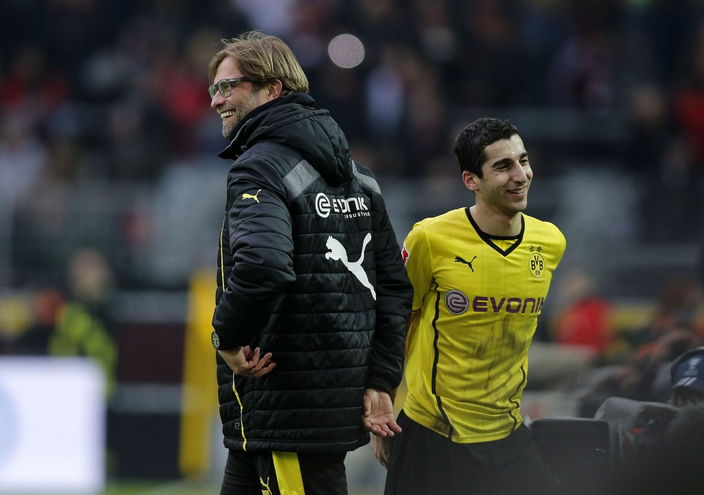 Dortmund's Armenian midfielder Henrikh Mkhitaryan walks past Dortmund's head coach Juergen Klopp (L) during the German first division Bundesliga football match Borussia Dortmund vs 1FC Nuernberg in Dortmund, western Germany, on March 1, 2014. (Photo by Norbert Schmidt/AFP)
