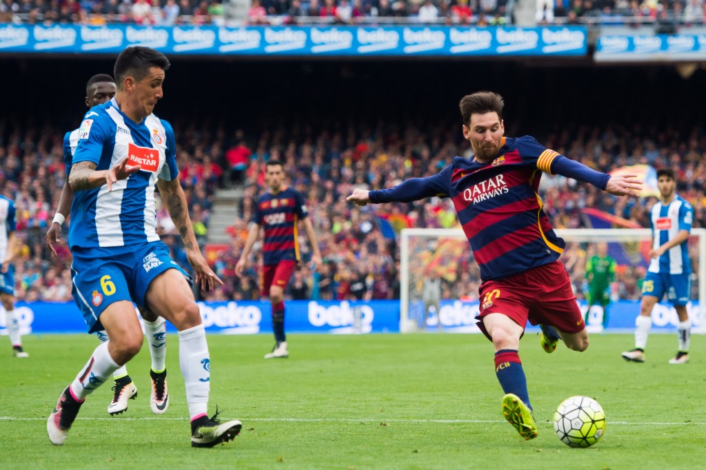 BARCELONA, SPAIN - MAY 08: Lionel Messi of FC Barcelona kicks the ball next to Enzo Roco of RCD Espanyol during the La Liga match between FC Barcelona and RCD Espanyol at Camp Nou on May 8, 2016 in Barcelona, Spain. (Photo by Alex Caparros/Getty Images)