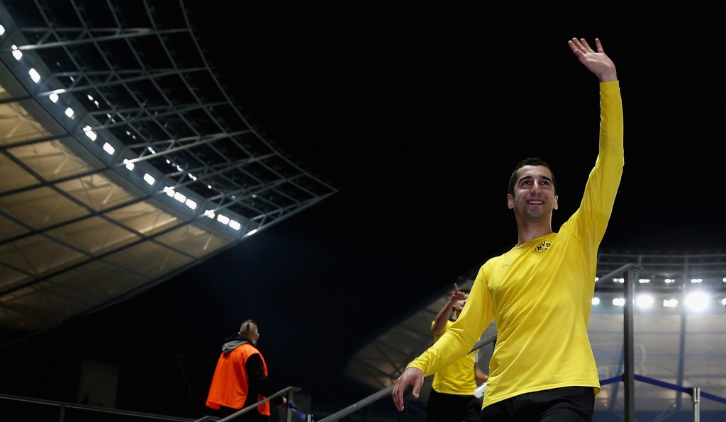 BERLIN, GERMANY - APRIL 20: Henrikh Mkhitaryan of Dortmund waves to his fans after winning the DFB Cup semi final match between Hertha BSC and Borussia Dortmund at Olympiastadion on April 20, 2016 in Berlin, Germany. (Photo by Boris Streubel/Bongarts/Getty Images)