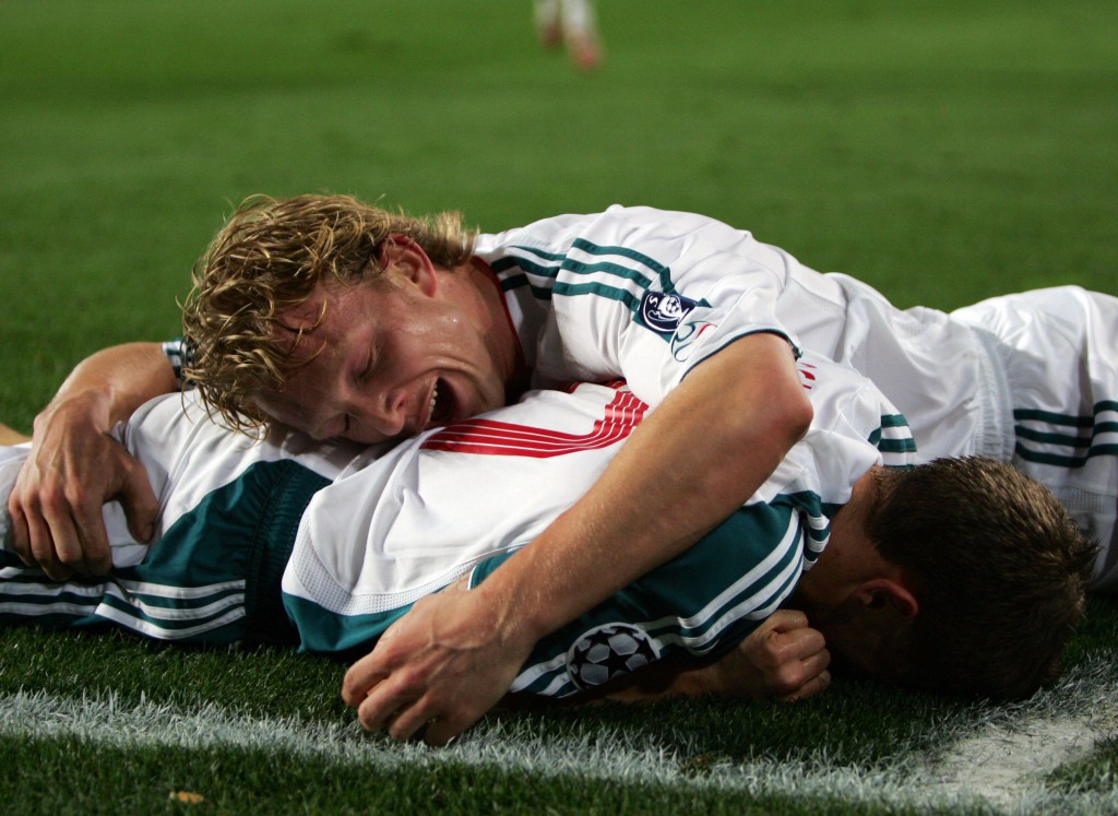 Barcelona, SPAIN: Liverpool's Craig Bellamy (R) celebrates with Dirk Kuyt after scoring against Barcelona during the first leg of a last 16 Champions League football match at the Camp Nou stadium in Madrid, 21 February 2007. AFP PHOTO/LLUIS GENE (Photo credit should read LLUIS GENE/AFP/Getty Images)