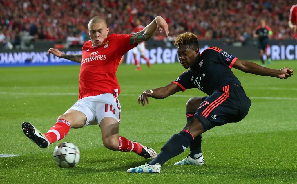 LISBON, PORTUGAL - APRIL 13: Victor Lindelof of Benfica challenges David Alaba of Bayern Muenchen during the UEFA Champions League quarter final second leg match between SL Benfica and FC Bayern Muenchen at Estadio da Luz on April 13, 2016 in Lisbon, Portugal. (Photo by Alexander Hassenstein/Bongarts/Getty Images)