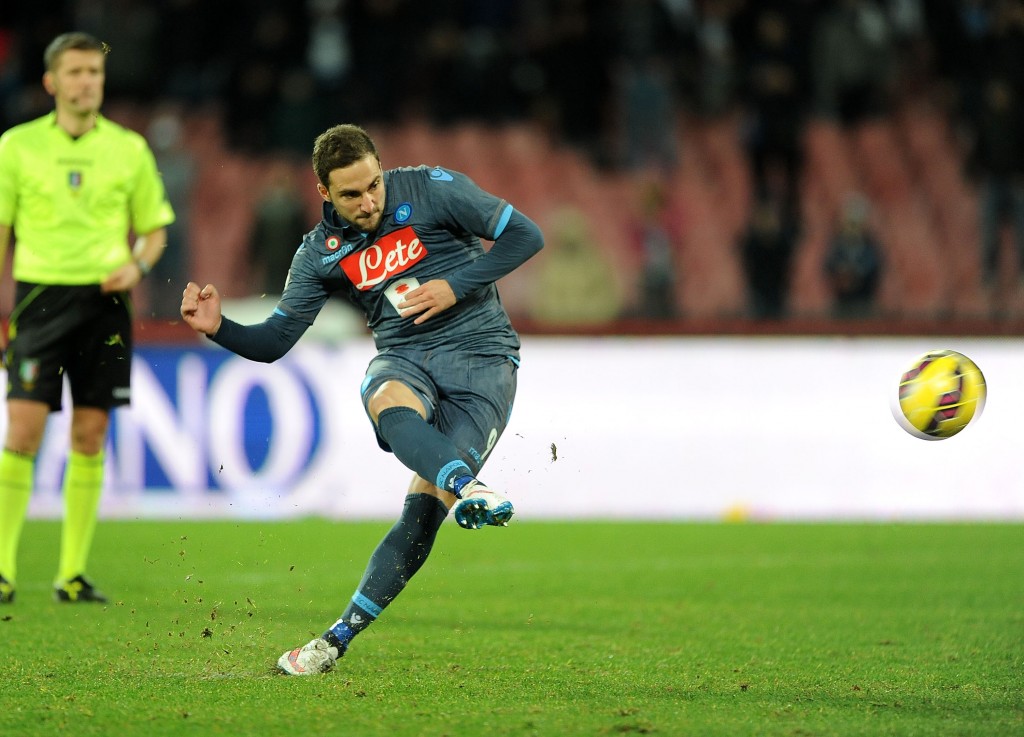 NAPLES, ITALY - JANUARY 22: Gonzalo Higuain score the rigor of victory during the TIM Cup match between SSC Napoli and Udinese Calcio at Stadio San Paolo on January 22, 2015 in Naples, Italy. (Photo by Getty Images/Getty Images)