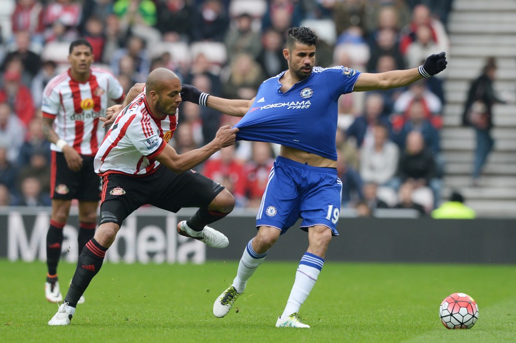 SUNDERLAND, ENGLAND - MAY 07: Diego Costa of Chelsea and Younes Kaboul of Sunderland compete for the ball during the Barclays Premier League match between Sunderland and Chelsea at the Stadium of Light on May 7, 2016 in Sunderland, United Kingdom. (Photo by Gareth Copley/Getty Images)