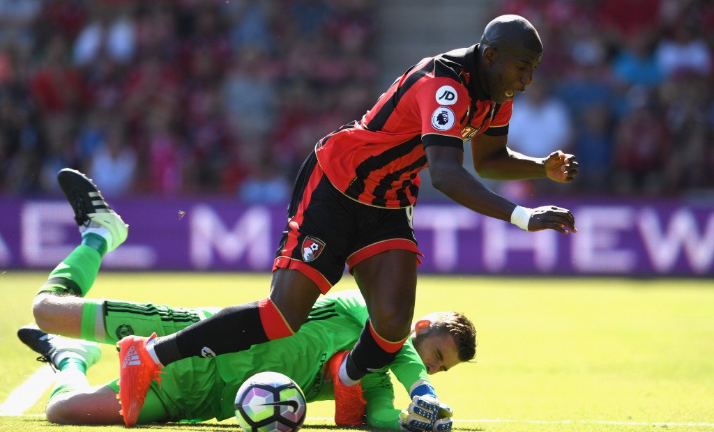 BOURNEMOUTH, ENGLAND - AUGUST 14: Benik Afobe of AFC Bournemouth (l) is tackled by David De Gea of Manchester United during the Premier League match between AFC Bournemouth and Manchester United at Vitality Stadium on August 14, 2016 in Bournemouth, England. (Photo by Stu Forster/Getty Images)