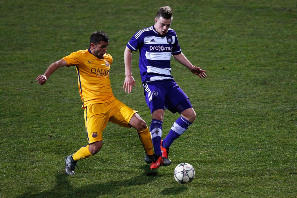 DENDERLEEUW, BELGIUM - MARCH 08: Jorn Vancamp of Anderlecht battles for the ball with Juan Manuel Garcia Rey of Barcelona during the UEFA Youth League Quarter-final match between Anderlecht and Barcelona held at Van Roy Stadium on March 8, 2016 in Denderleeuw, Belgium. (Photo by Dean Mouhtaropoulos/Getty Images)