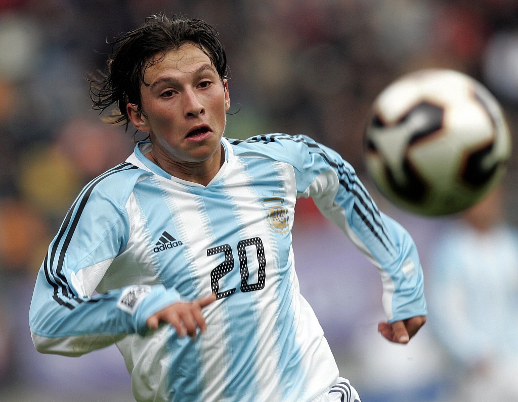 Enchede, NETHERLANDS: Argentina's Gustavo Oberman runs for a loose ball during a football game against USA for the group D, FIFA World Youth Championship in Enchede, east of Netherlands, 11 June 2005. AFP PHOTO / Aris Messinis (Photo credit should read ARIS MESSINIS/AFP/Getty Images)