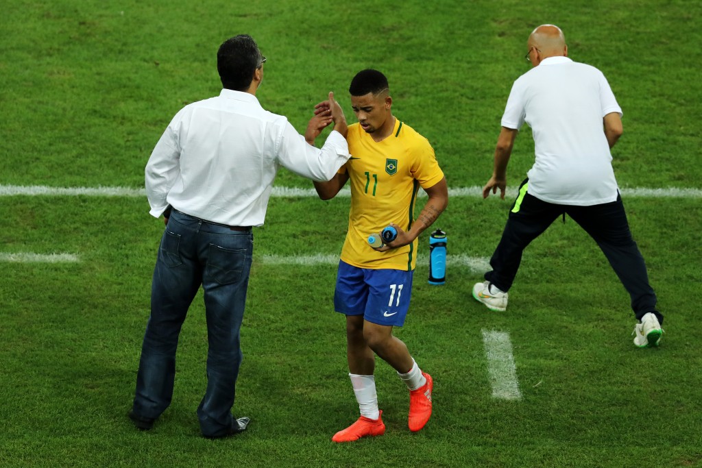 RIO DE JANEIRO, BRAZIL - AUGUST 20: Gabriel Jesus of Brazil is substituted during the Men's Football Final between Brazil and Germany at the Maracana Stadium on Day 15 of the Rio 2016 Olympic Games on August 20, 2016 in Rio de Janeiro, Brazil. (Photo by Buda Mendes/Getty Images)