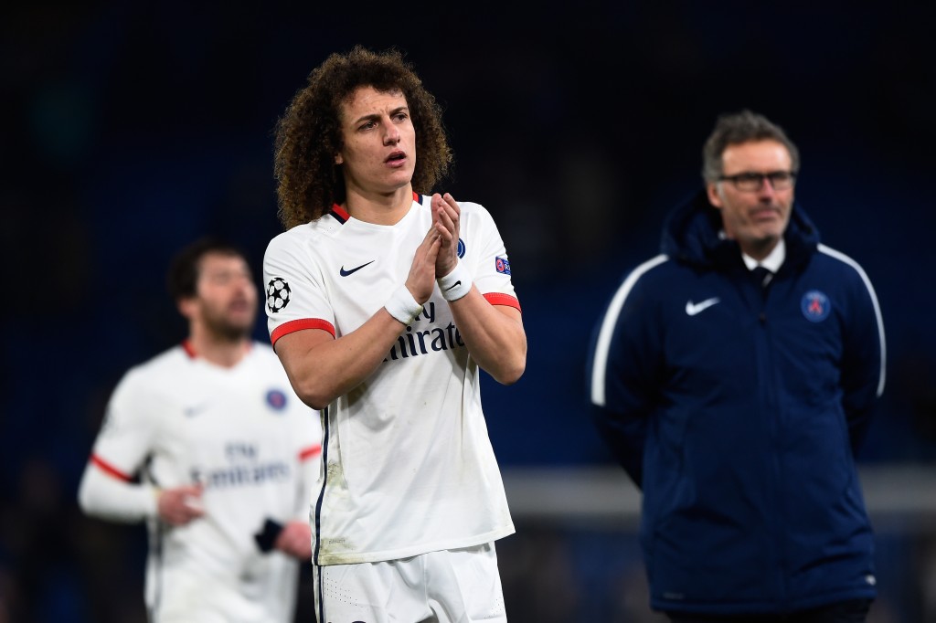 LONDON, ENGLAND - MARCH 09: David Luiz of PSG and Head Coach Laurent Blanc of PSG applaud the fans following their team's 2-1 victory during the UEFA Champions League round of 16, second leg match between Chelsea and Paris Saint Germain at Stamford Bridge on March 9, 2016 in London, United Kingdom. (Photo by Mike Hewitt/Getty Images)