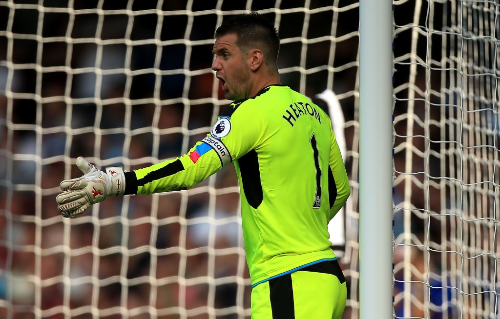 LONDON, ENGLAND - AUGUST 27: Tom Heaton of Burnley in action during the Premier League match between Chelsea and Burnley at Stamford Bridge on August 27, 2016 in London, England. (Photo by Ben Hoskins/Getty Images)