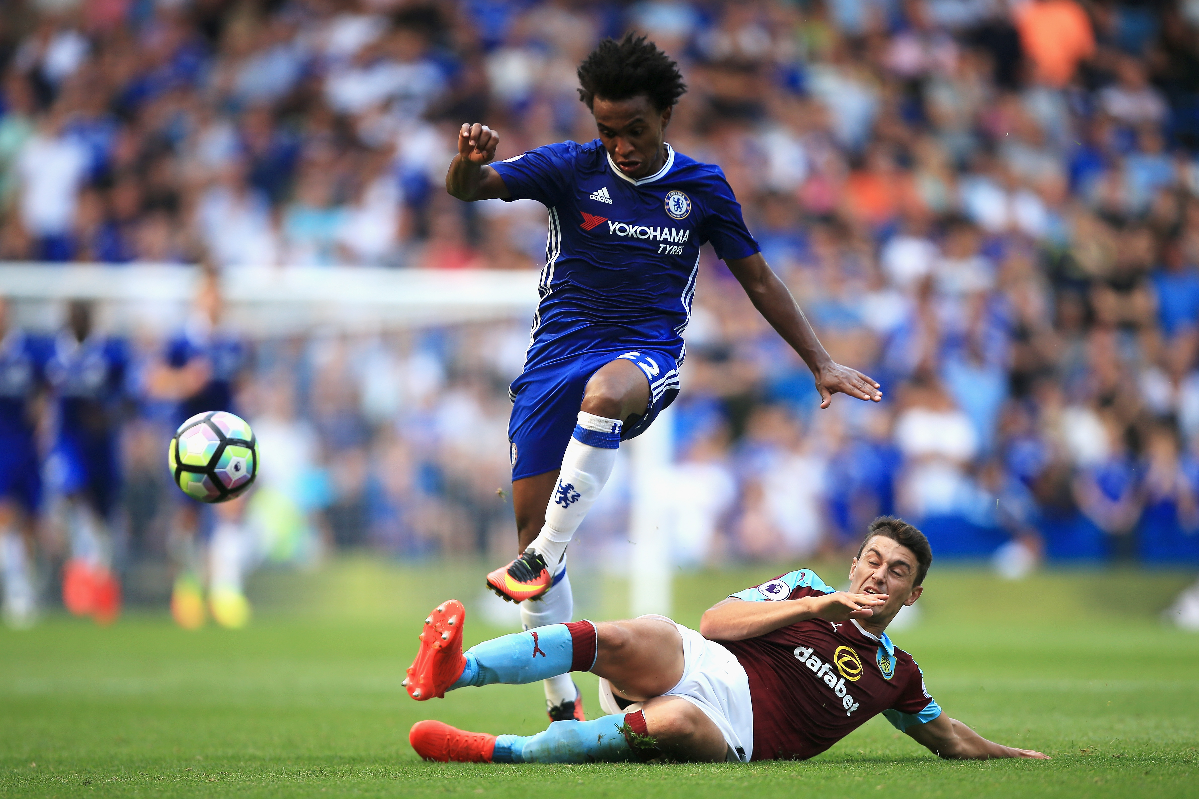 LONDON, ENGLAND - AUGUST 27: Willian of Chelsea (L) is challenged by (R) Michael Keane Eof Burnley during the Premier League match between Chelsea and Burnley at Stamford Bridge on August 27, 2016 in London, England. (Photo by Ben Hoskins/Getty Images)
