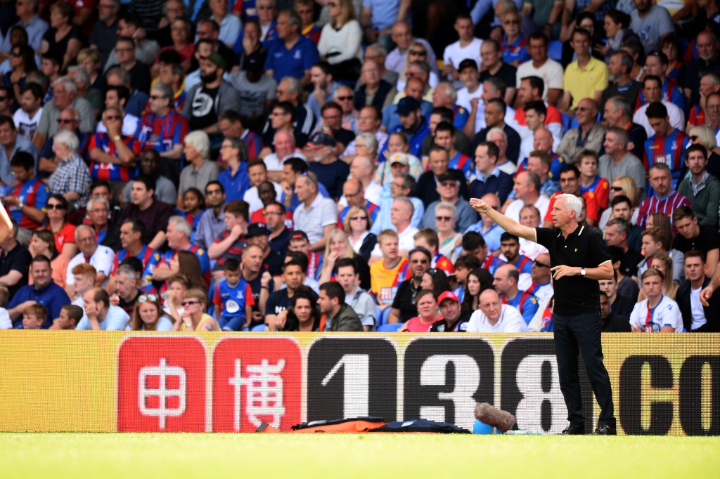 LONDON, ENGLAND - AUGUST 13: Alan Pardew, manager of Crystal Palace directs his players during the Premier League match between Crystal Palace FC and West Bromwich Albion FC at Selhurst Park on August 13, 2016 in London, England. (Photo by Patrik Lundin/Getty Images)